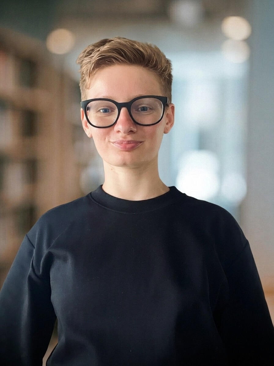 Bodywork Therapist in London Alexandra Vais is a Bodywork Therapist with over 14 years of experience in movement science and manual therapy.